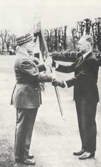 remise du Drapeau par le Ministre des Armées, Pierre MESSMER